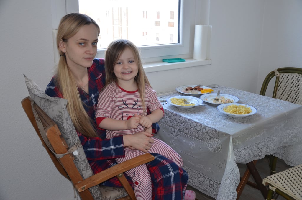 Iryna fand mit ihrer dreijährigen Tochter Marianna und ihrer zwölfjährigenTochter Daryna ( nach ihrer Flucht aus der Ukraine in einer Wohnung der Wobau in Magdeburg eine erste Bleibe.