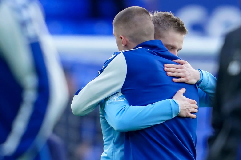 Die Ukrainer Alexander Zinchenko (l) von Manchester City und Vitali Mykolenko vom FC Everton umarmen sich vor dem Spiel.