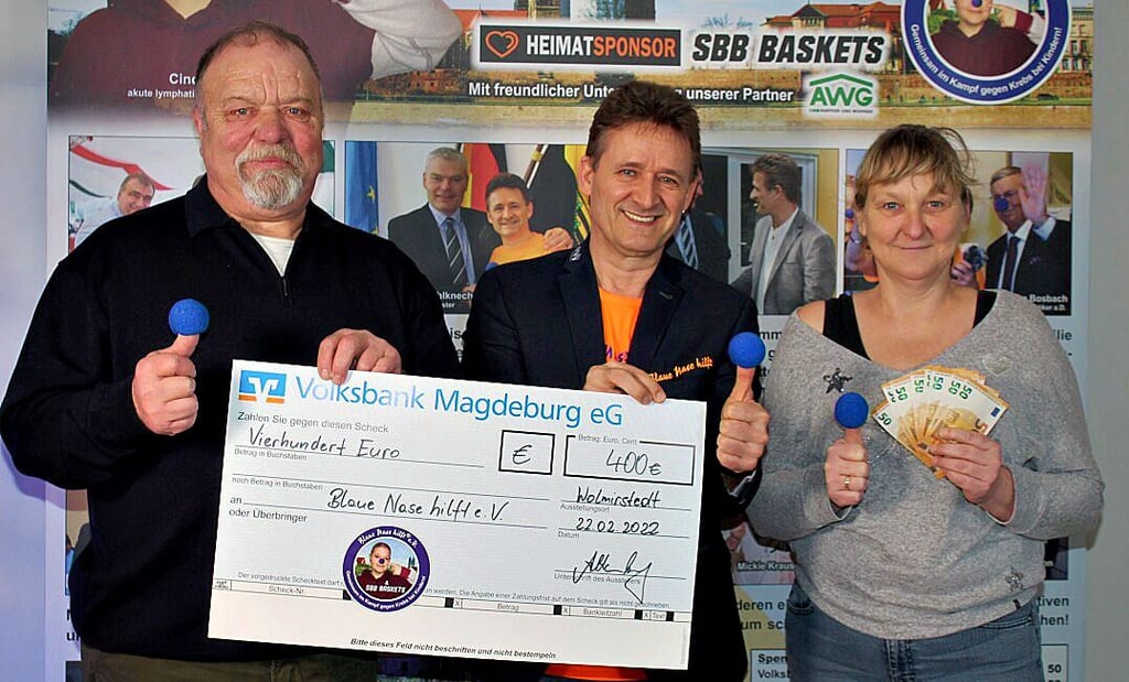 Günter Kohl und Katja Leischke waren nach Wolmirstedt gekommen, um Roger Altenburg (Mitet) mit einer Spende für seine Organisation „Blaue Nase hilft“ zu überraschen.