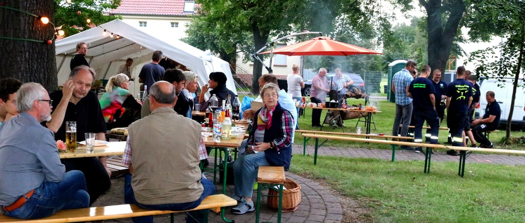 Unter der Eiche treffen sich die Straguther zum Feiern.
