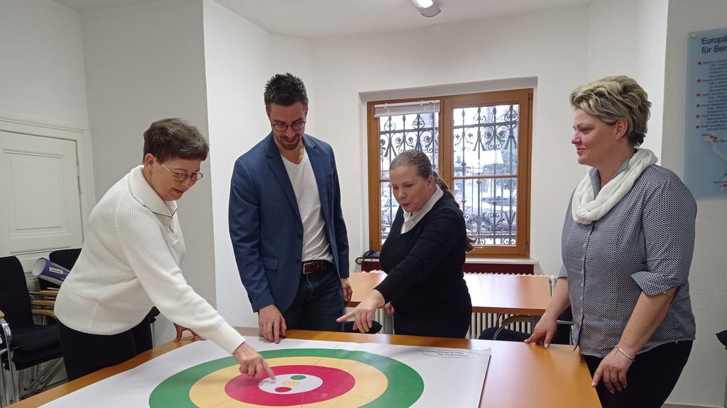 Cornelia Bruchmüller, Martin Krowicki, Ronja Bölsch-Peterka und Nicole Krietsch an dem Bewertungsmodell mit Ampelsystem.