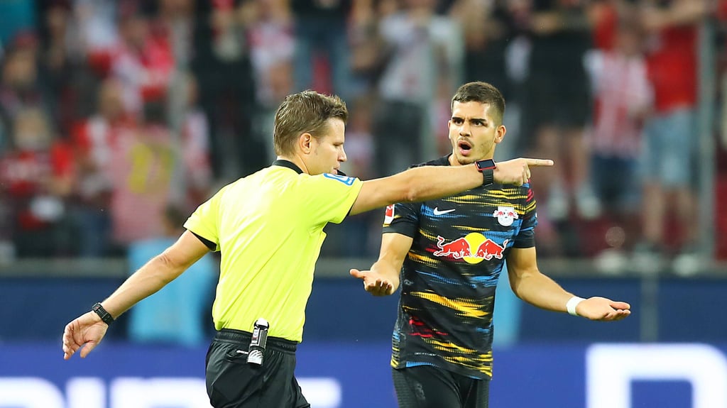 Dr. Felix Brych hatte beim letzten Spiel von RB Leipzig viel zu tun.