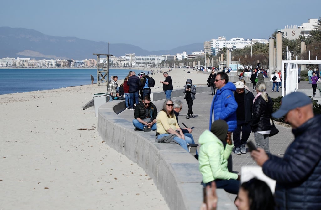 Touristen genießen die Februarsonne auf Mallorca. Die Insel bereitet sich auf die Saison vor.