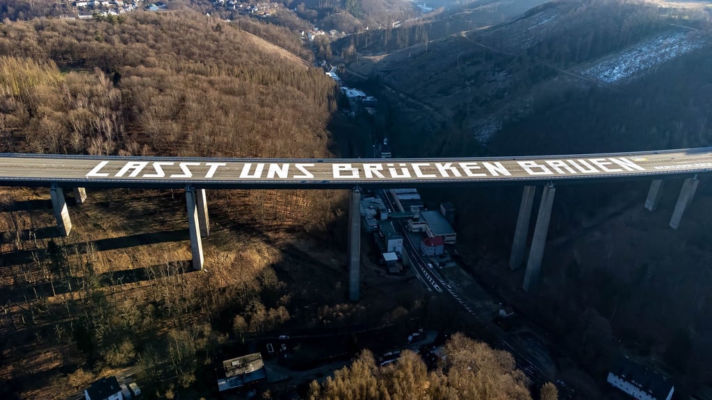 Die riesige Friedensbotschaft „Lasst uns Brücken bauen“ auf der gesperrten Rahmedetal-Brücke der Autobahn 45 bei Lüdenscheid