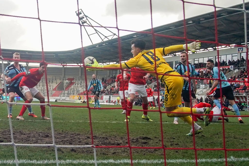 Tim Schreiber hält das Tor für den halleschen FC.