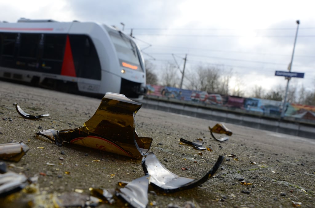 Schlechter Zustand (Müll) am Bahnsteig am Bahnhof in Gardelegen 2022