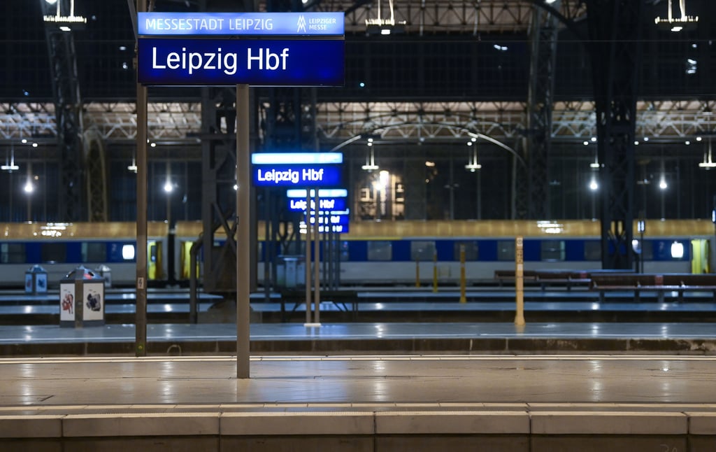 Blick über leere Bahnsteige am Hauptbahnhof in Leipzig.