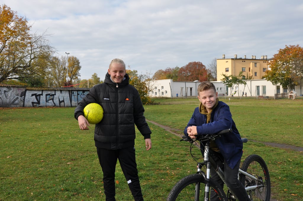 Amon (l.) und Oskar auf der zwischen Cracauer und Büchnerstraße gelegenen Brache Am Brellin, aus ihrer Sicht ein idealer Platz für Sport und Spiel im Stadtteil. Auch dank Amons Initiative – er schrieb Briefe an den Stadtrat – soll der Wunsch nun Wirklichkeit werden.