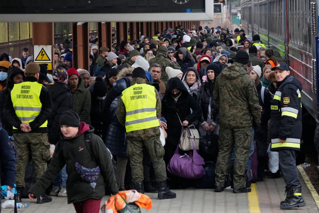 Flüchtlinge aus der Ukraine erreichen den Bahnhof von Przemysl in Polen. Wegen des russischen Angriffs auf die Ukraine sind nach Angaben des UN-Flüchtlingshilfswerks (UNHCR) etwa 368.000 Menschen auf der Flucht.