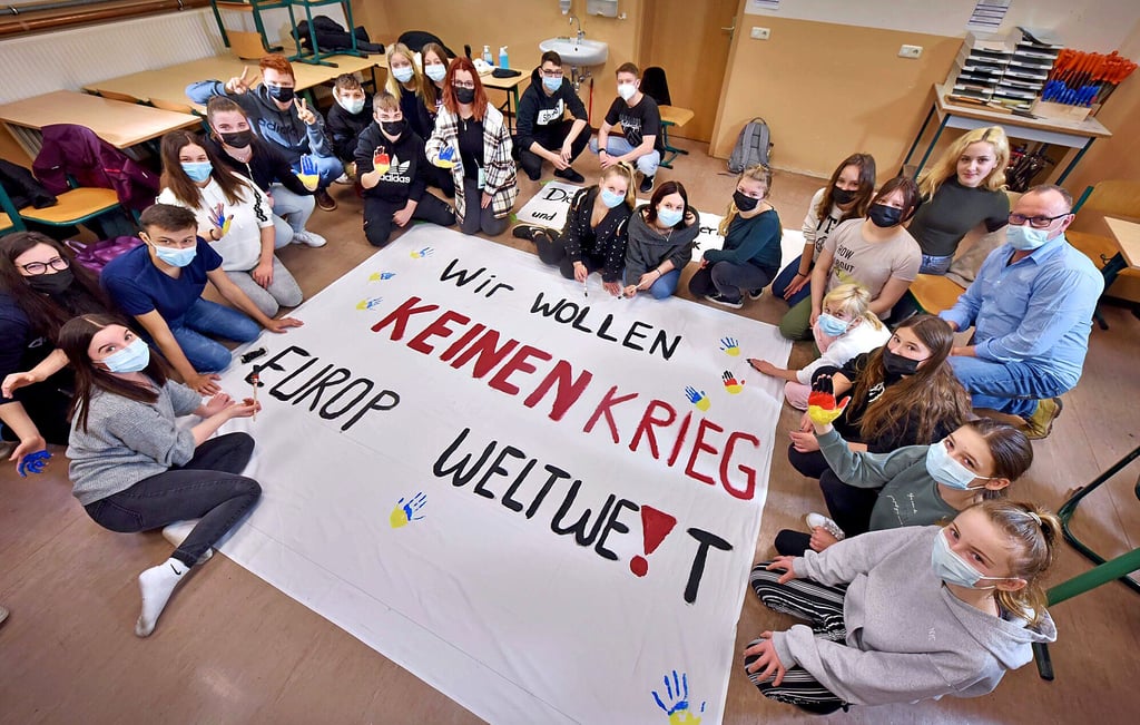 Bunte Hände symbolisieren die Länder Europas. Schüler der 5. bis 10. Klassen gestalten ein Transparent.