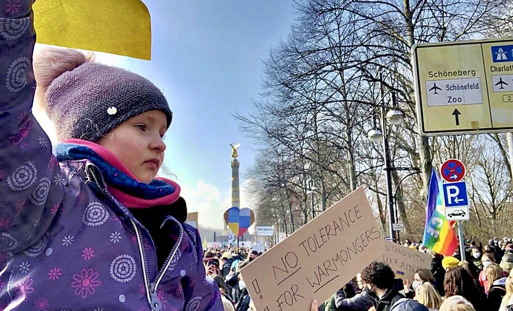 Clara Brohm sitzt bei der Demonstration in Berlin auf den Schultern ihres Vaters. Im Hintergrund die Siegessäule.