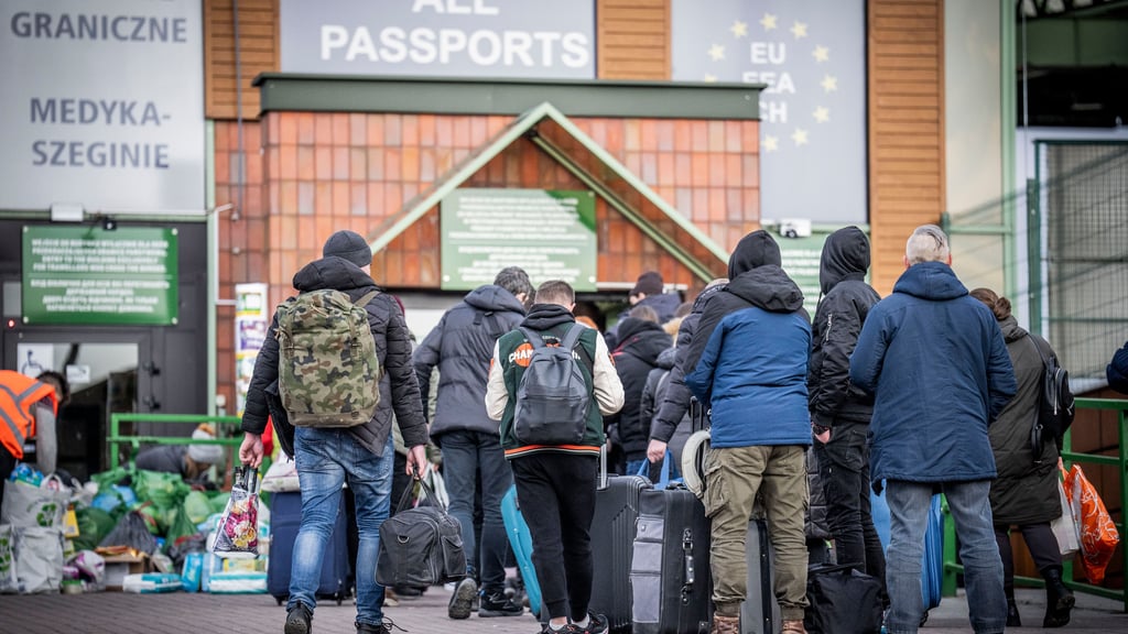 Ukrainer stehen an der polnischen Seite in Medyka an der Grenze an, um zurück in ihre Heimat Ukraine zu kommen. Gleichzeitig verlassen viele Ukrainer nach dem Einmarsch Russlands in die Ukraine das Land. Viele davon flüchten nach Polen.