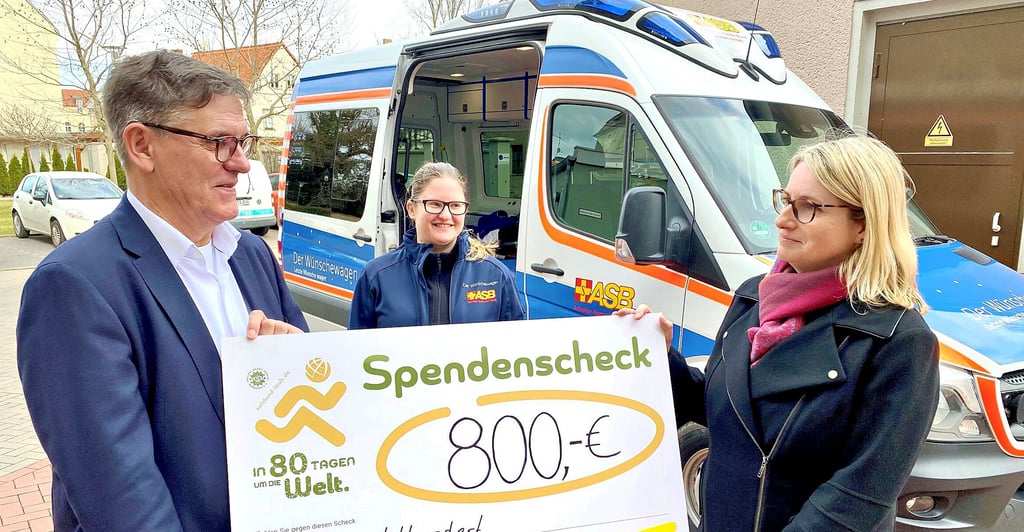 Börries Hochfeldt und Birgit Unger (Mitte) vom ASB bei der Scheckübergabe an Stadtwerke-Geschäftsführerin Ulrike Mathis.