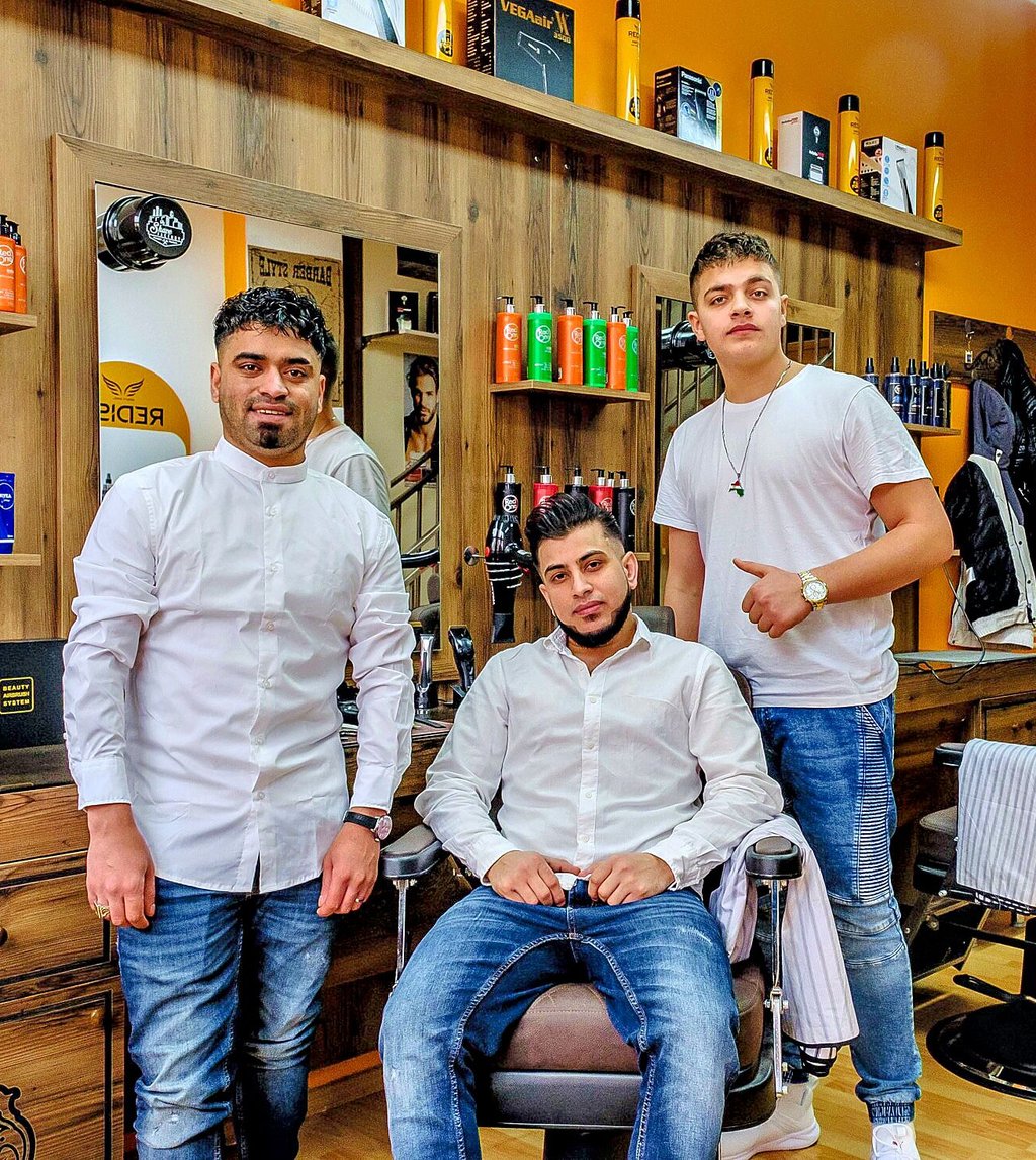 Barbier am Markt: Osama Alchalde (Mitte) mit seinen Mitarbeitern Mohammad (li.), und Hannan.