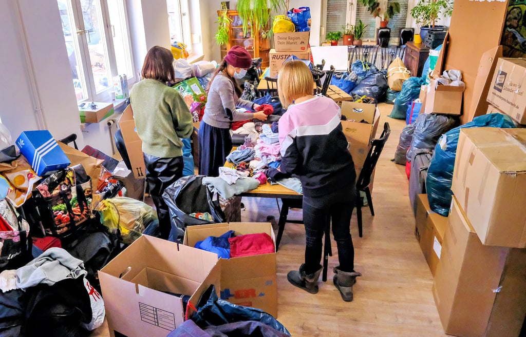 Helfer sortieren in den Räumen des Vereins Slawia die Spenden, die an die polnisch-ukrainische Grenze gebracht werden.