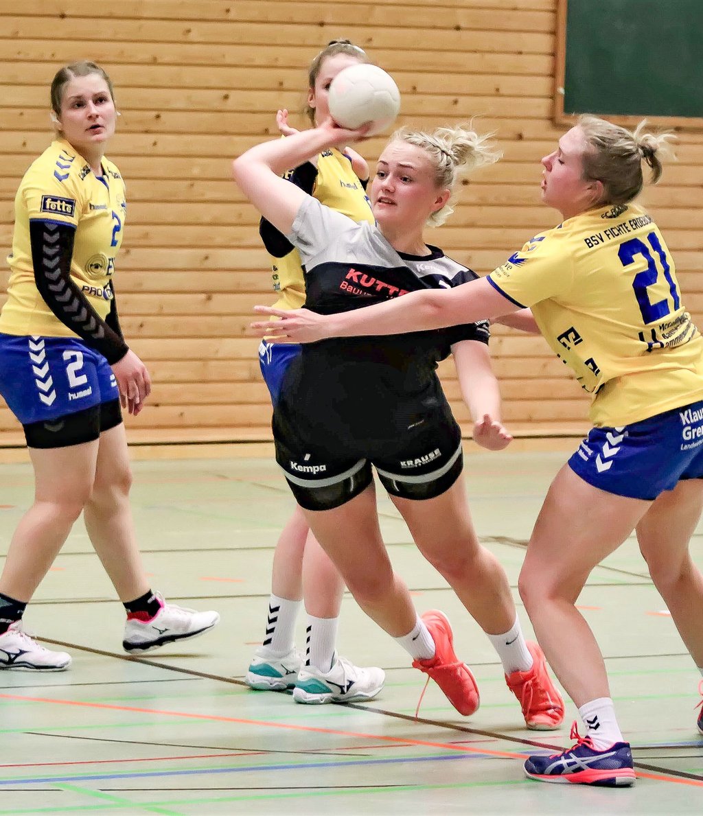 Spannend ging es im Duell zwischen Klostermansfeld und Erdeborn (gelbe Trikots) zu.