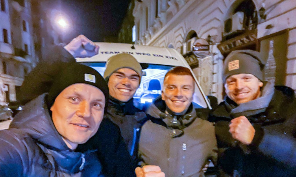 Dieses Bild entstand in Budapest, bei der ersten Pause nach dem Grenzübertritt: Jan Riediger, Kevin Elflein, Viacheslav Potapenko und Philipp Anton (von links).