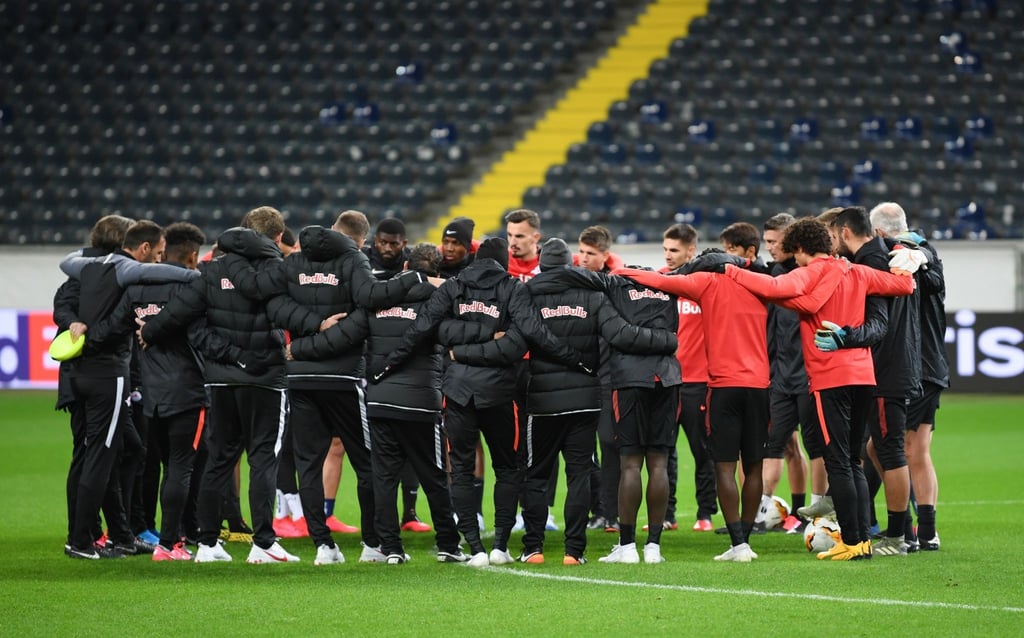 Die Spieler von Red Bull Salzburg bilden beim Training einen Kreis.