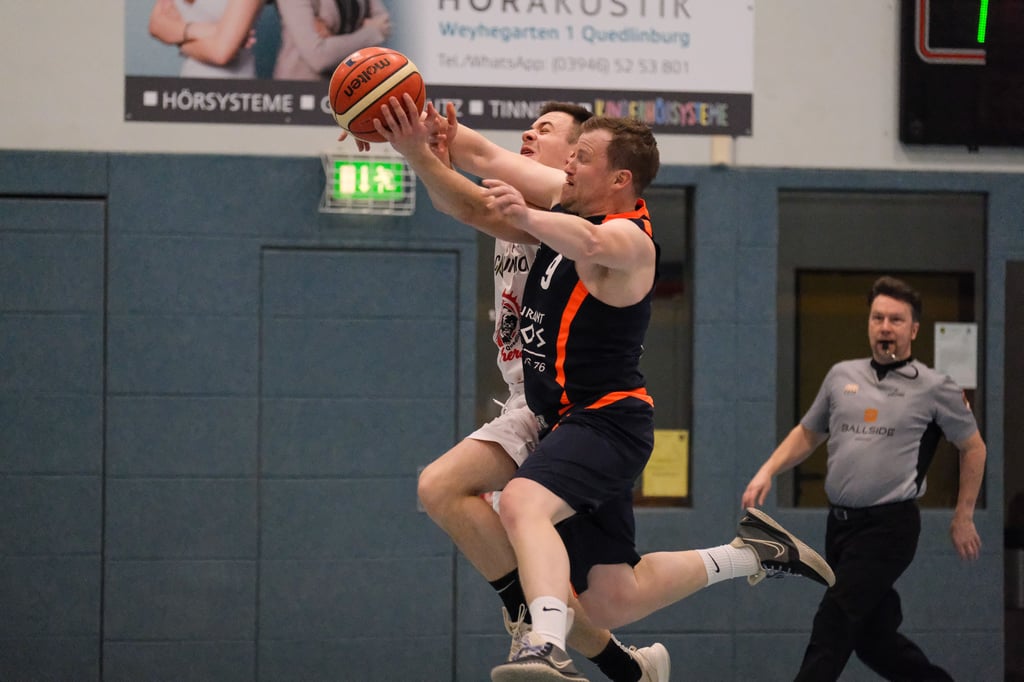 Roman Schmidt (hinten) hatte einen starken Auftritt gegen Stendal.