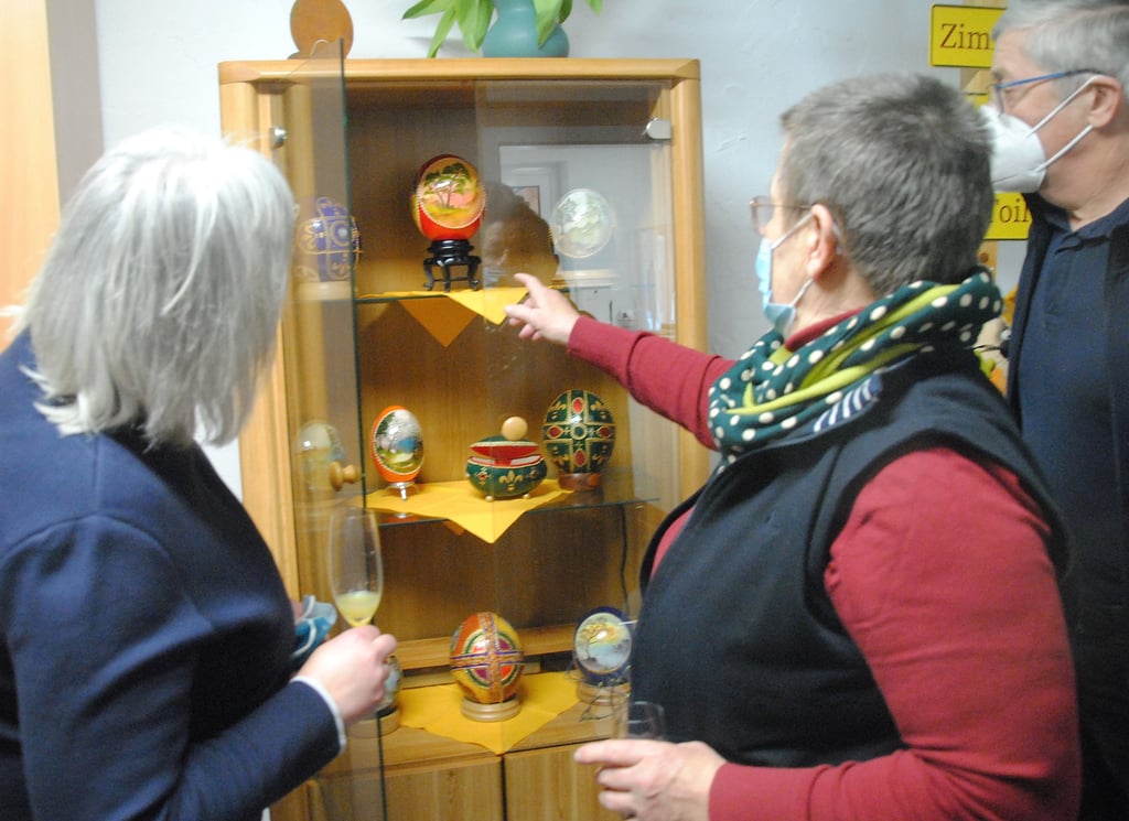 Die wertvollsten seiner bemalten Gänse- und Straußeneier präsentiert Uwe Bosse in einer Vitrine im Warteraum der Arztpraxis. Der Künstler beschäftigt sich seit mehr als 30 Jahren mit dem Verzieren von Eiern.