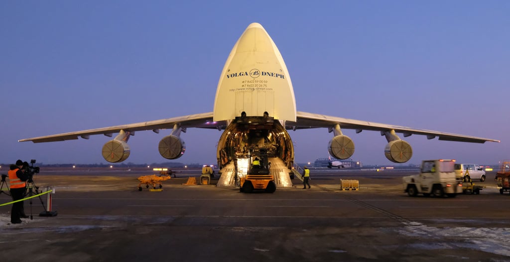 Sitzt jetzt in Leipzig/Halle fest: eines von drei Riesenflugzeugen der russischen Linie Volga Dnepr.