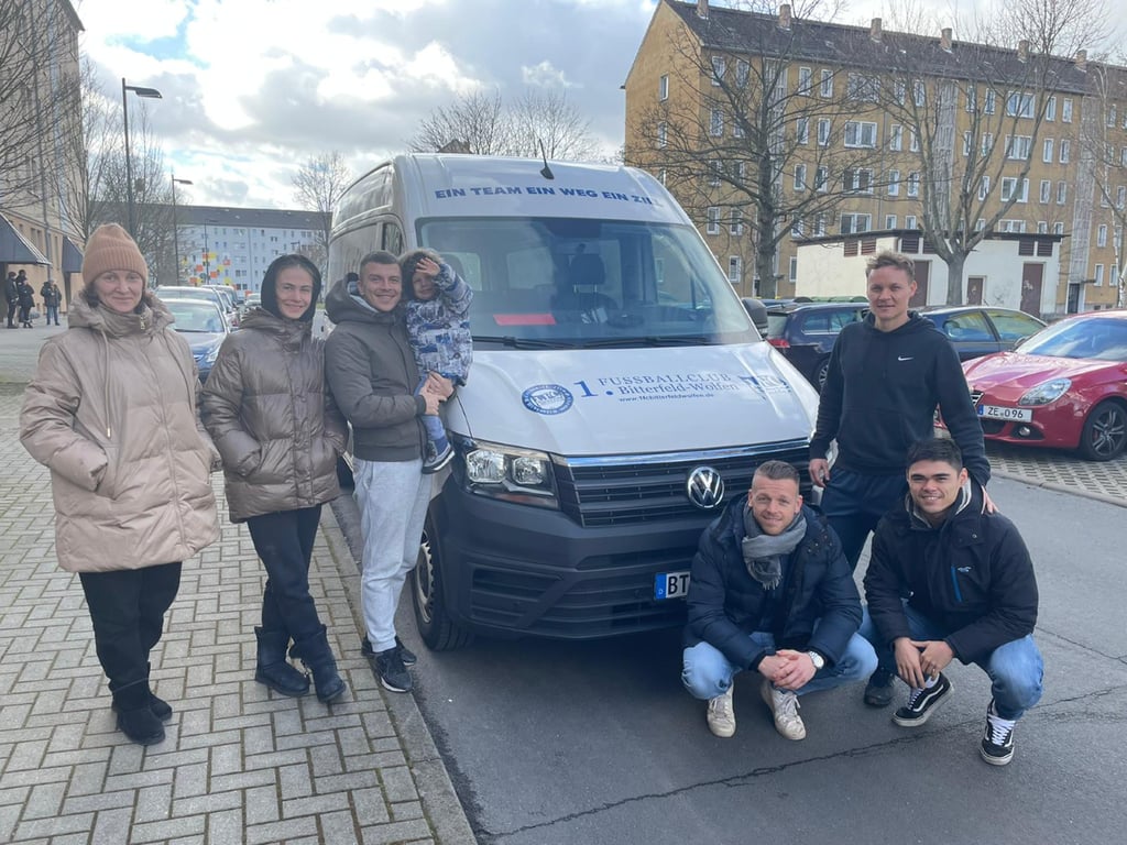 Die drei Retter (rechts) und Familie Potapenko.