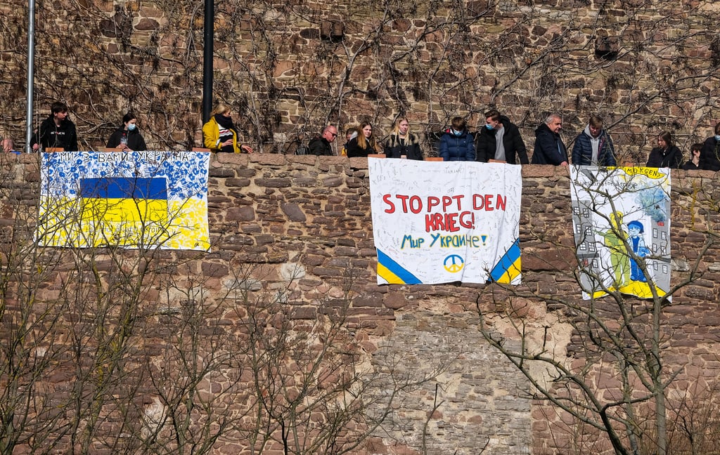 Schüler und Lehrer des Burggymnasiums Wettin demonstrieren mit einer Plakataktion gegen den Krieg in der Ukraine.