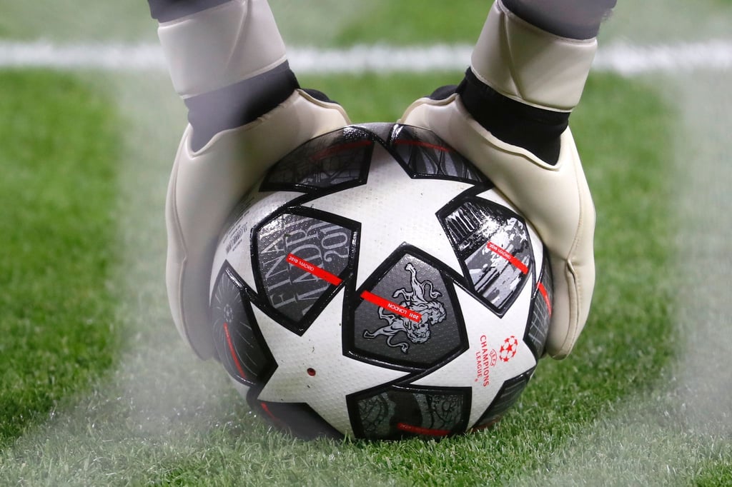Offizieller Spielball in der UEFA Champions League: Die UEFA verteilt 30.000 Freikarten an Finalisten der Europapokale.