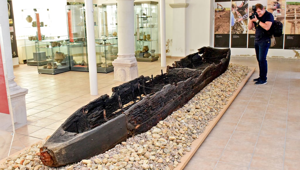 Der Einbaum ist Teil einer kleinen Ausstellung zur Ur- und Frühgeschichte, die allerdings nur nach Vereinbarung oder zu Anlässen zu sehen ist.