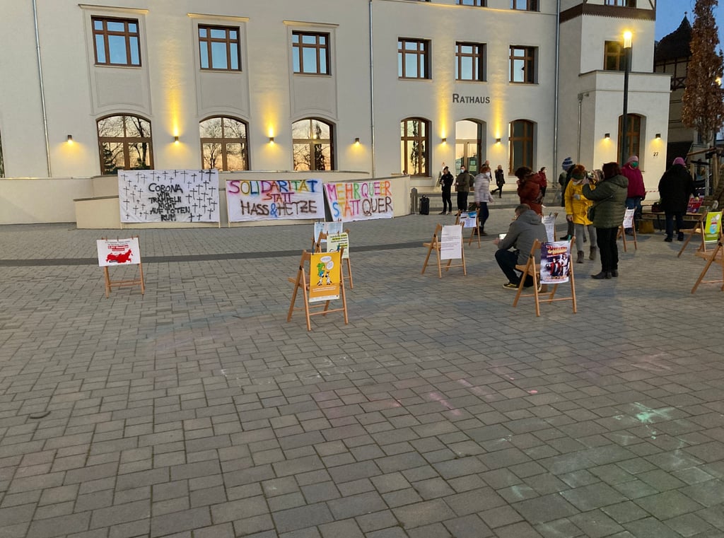 Vor dem Rathaus wurden verschiedene Statements an Stühle angebracht, die im Laufe des Abends für Gesprächssoff sorgten.