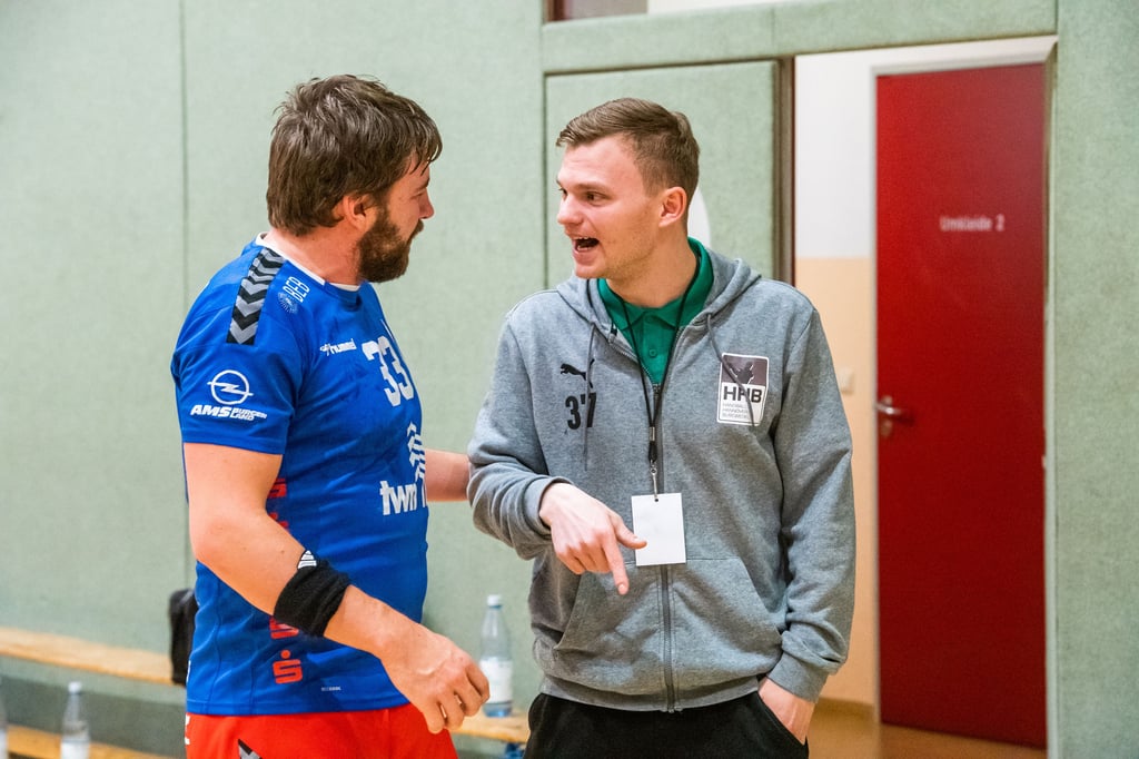 Nationalspieler Timo Kastening (r.), hier im Gespräch mit HCB-Akteur Sascha Meiner, unterstützte seinen Bruder Marius, der Spielertrainer der Burgwedeler ist, auf der Bank.