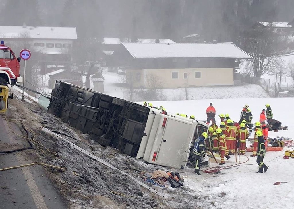 Der umgekippte Reisebus am Ortsausgang von Inzell. Bei dem Unfall sind Dutzende Menschen verletzt worden - elf davon schwer.