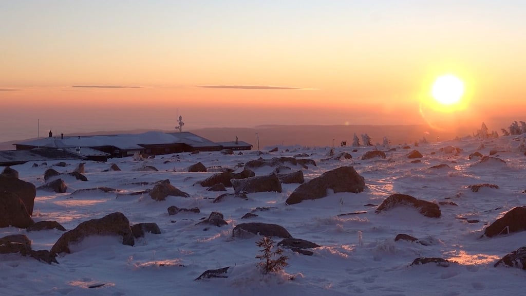 Nachdem in den vergangenen Tagen orkanartige Böen vom höchsten Berg Norddeutschlands gemeldet wurden, zeigt er sich nun von seiner friedlichen Seite. Einige Wanderer sind am Montag (28. Februar) zeitig aufgestanden, um den Sonnenaufgang über der winterlich verschneiten Landschaft bewundern zu können.