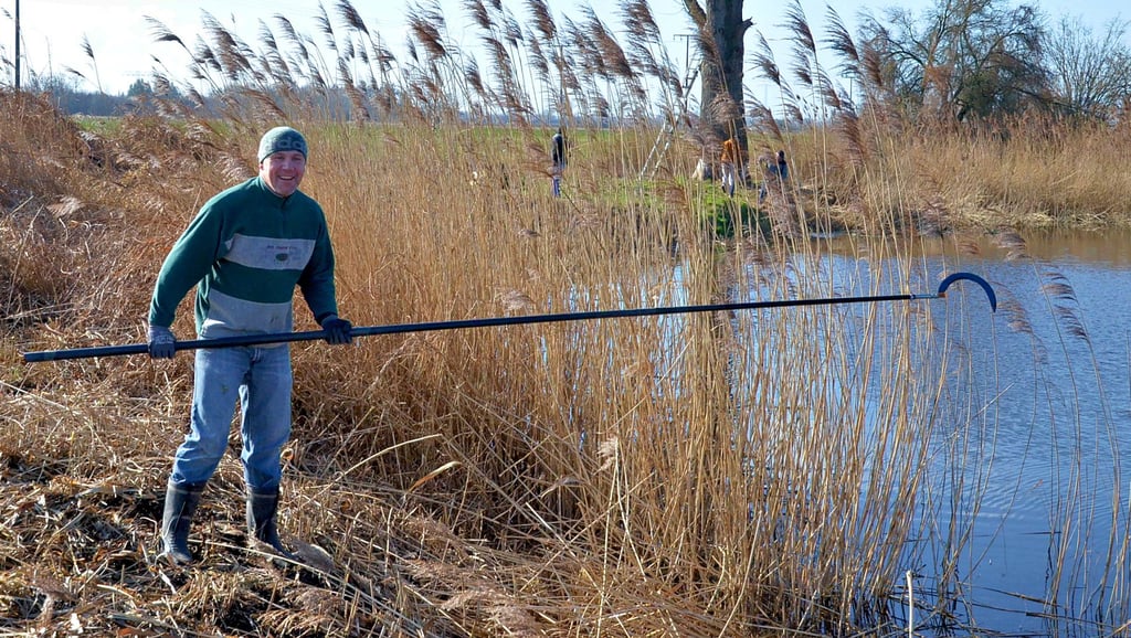 Extra für die Arbeitseinsätze hatten sich die Angler solche Spezialtechnik zusammengeschraubt. Jens Adamczyk holt damit Unrat aus dem Teich.