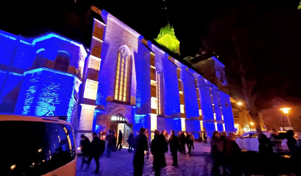Die Stephanikirche wurde am Sonntagabend als Zeichen der Verbundenheit in den Farben der ukrainischen Flagge angestrahlt.
