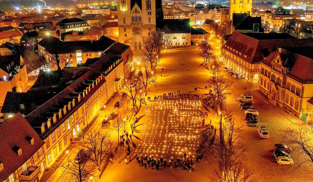Auf dem Domplatz in Halberstadt gedachten gestern rund 250 Menschen eine halbe Stunde lang still der 411 Coronatoten im Harzkreis. Auch Kerzen für die Menschen in der Ukraine wurden entzündet.