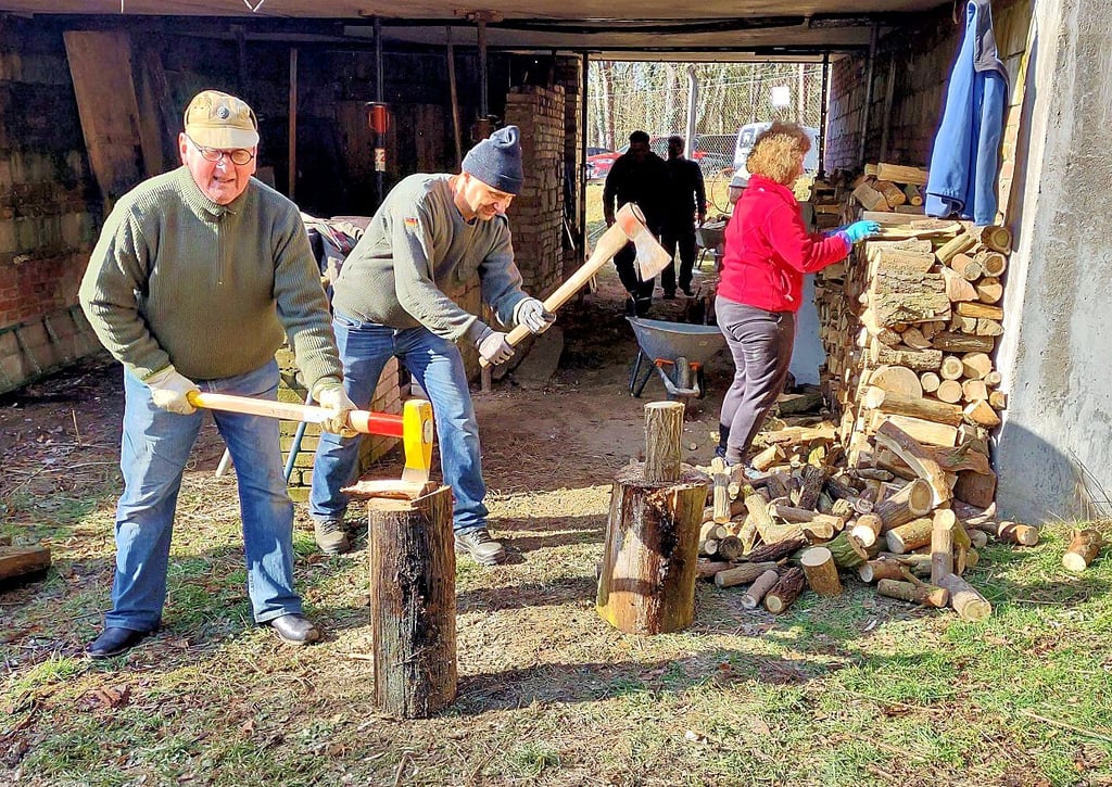Das rings um das Gelände eingesammelte Holz (Baumstämme, Äste) wurde von Mitgliedern des Schützenvereins gleich aufgearbeitet und als Heizholz eingelagert.