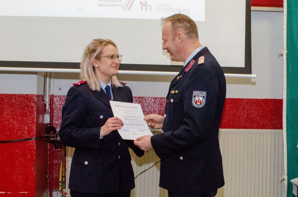 Julia Sobczak wurde bei der Freiwilligen Feuerwehr Magdeburg-Rothensee zur Oberfeuerwehrfrau befördert.
