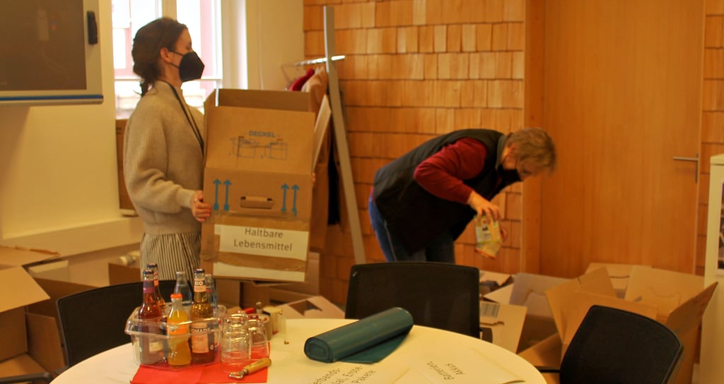 Für den ersten Tag der Spendenaktion stellte die Tourimus GmbH Räume als Annahmeort bereit. Christin Alshut (links) und Petra Junig hatten bis zum Feierabend viel zu tun. Ab heute werden die Hilfen in der Harzlandhalle entgegen genommen.