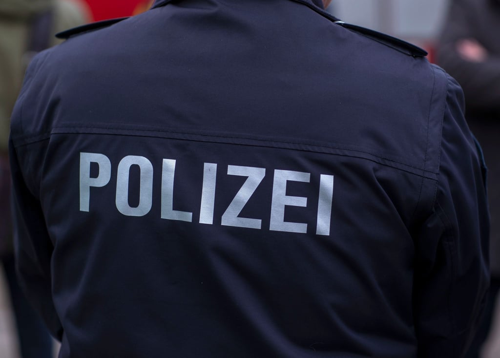 Die Polizei musste zum Einsatz, weil ein verwirrter Mann in Zeitz Einrichtungsgegenstände aus dem Fenster geworfen hat.