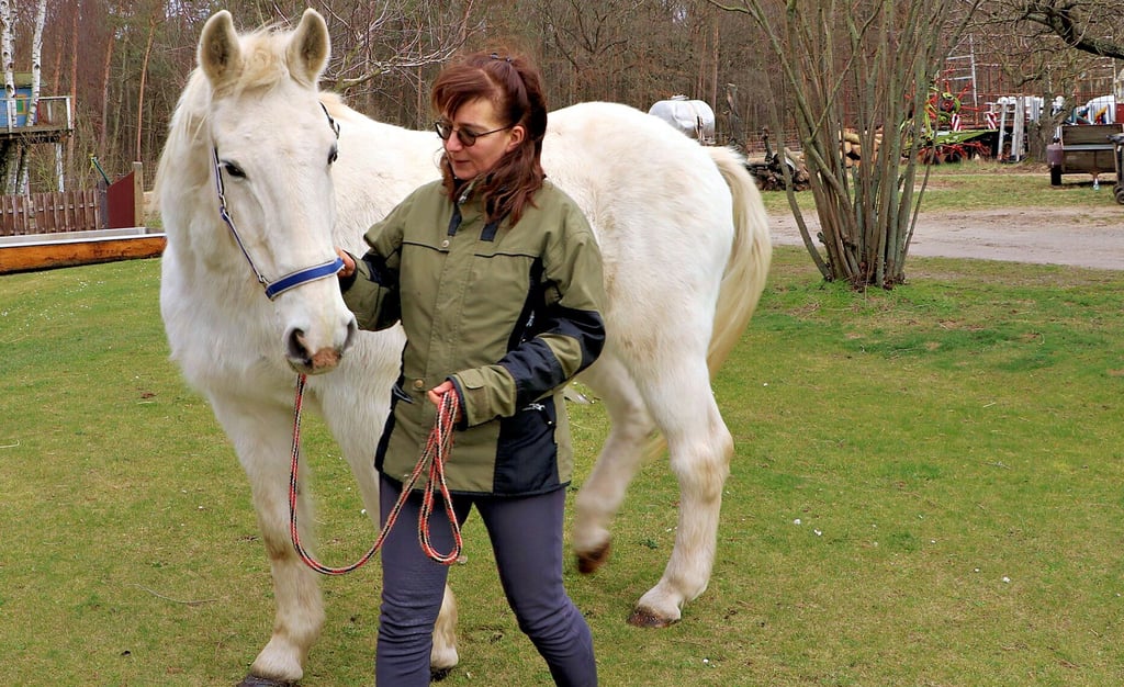 Astrid Gronewald vom Jessener Heide-Reiterhof mit „Geronimo“, der 30 jahre alt ist