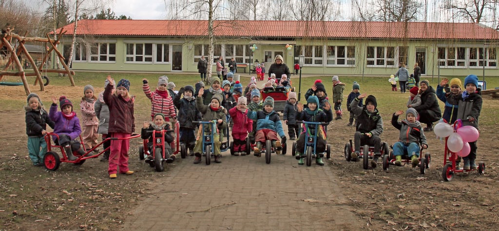 Neue Fahrzeuge konnten für die Kita "Am Waldesrand" in Grieben angeschafft werden. Die Kinder sind begeistert.
