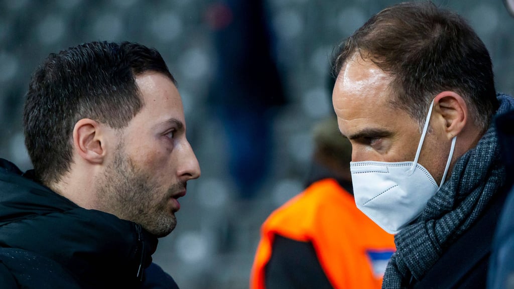 „Uns hat das hier auch alles betroffen gemacht und extremst beschäftigt. Ich bin auch emotional angegriffen”: RB Leipzigs Manager Oliver Mintzlaff mit Trainer Domenico Tedesco.