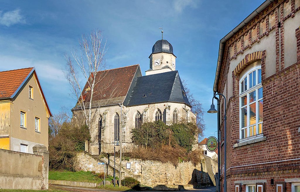 Von außen wirkt die Profener Kirche eher unscheinbar. Die Wetterfahne auf dem Turm trägt die Jahreszahl 1495.