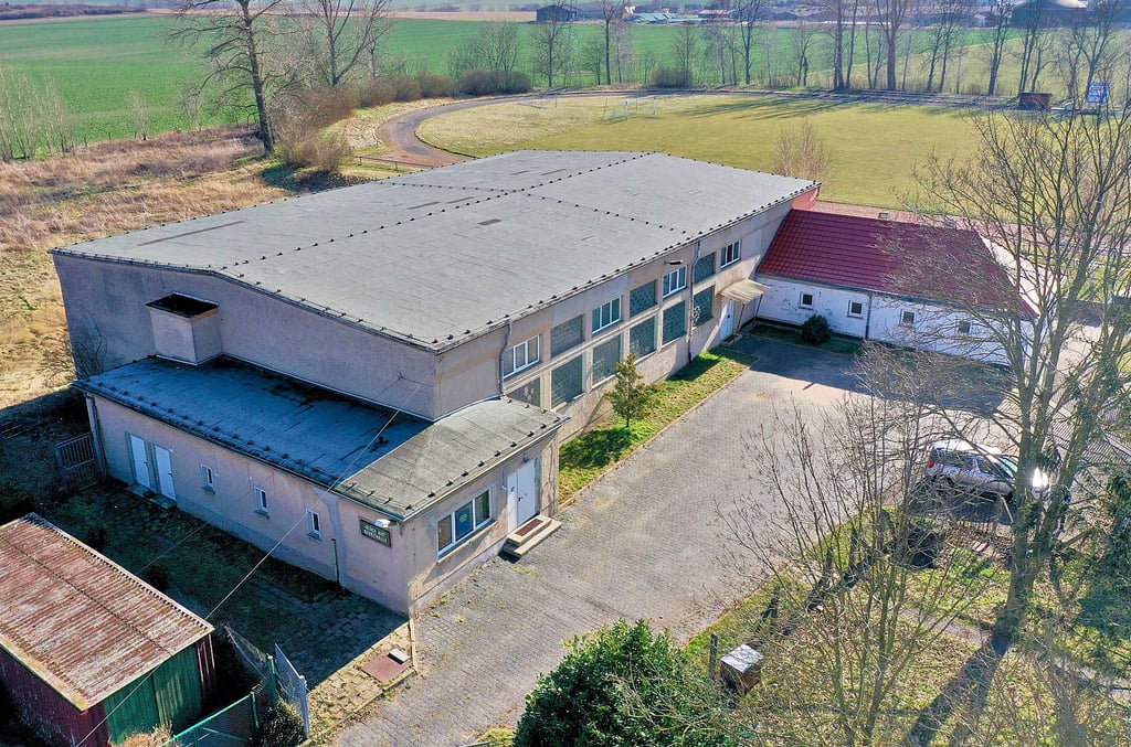 Die Turnhalle in Siersleben befindet sich am Sportplatz und neben dem Schulgelände im Ort.