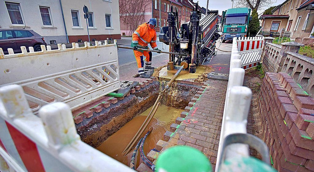 Handwerker verlegen in Raguhn Breitbandkabel.