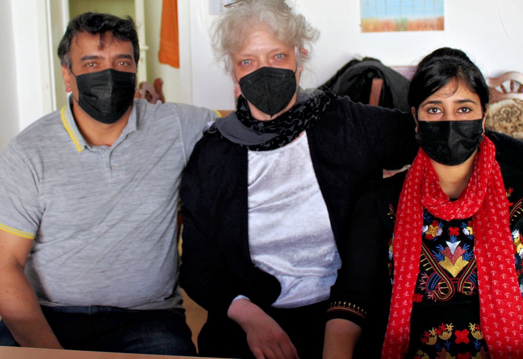 Gulmohammad Fasli und Schaima Nussein aus Afghanistan sind auch dank der Integrationslotsin Andrea Lüdke (Mitte) in Tangerhütte angekommen.