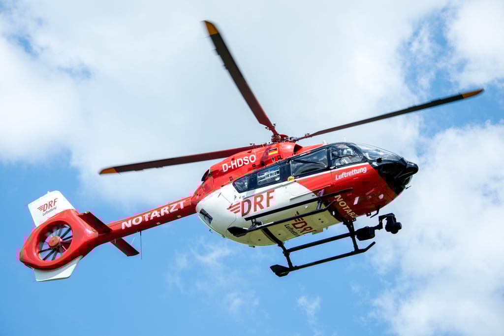 Nach einem Unfall in Sangerhausen musste ein Mann mit einem Rettungshubschrauber ins Krankenhaus gebracht werden.