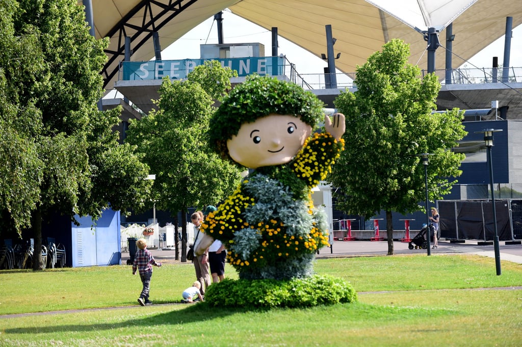 Das Sandmännchen im Magdeburger Elbauenpar, hier in seinem sommerlichen Blütenkleid. Der Stadtrat möchte dem Sandmann gute Gesellschaft zur Seite stellen.