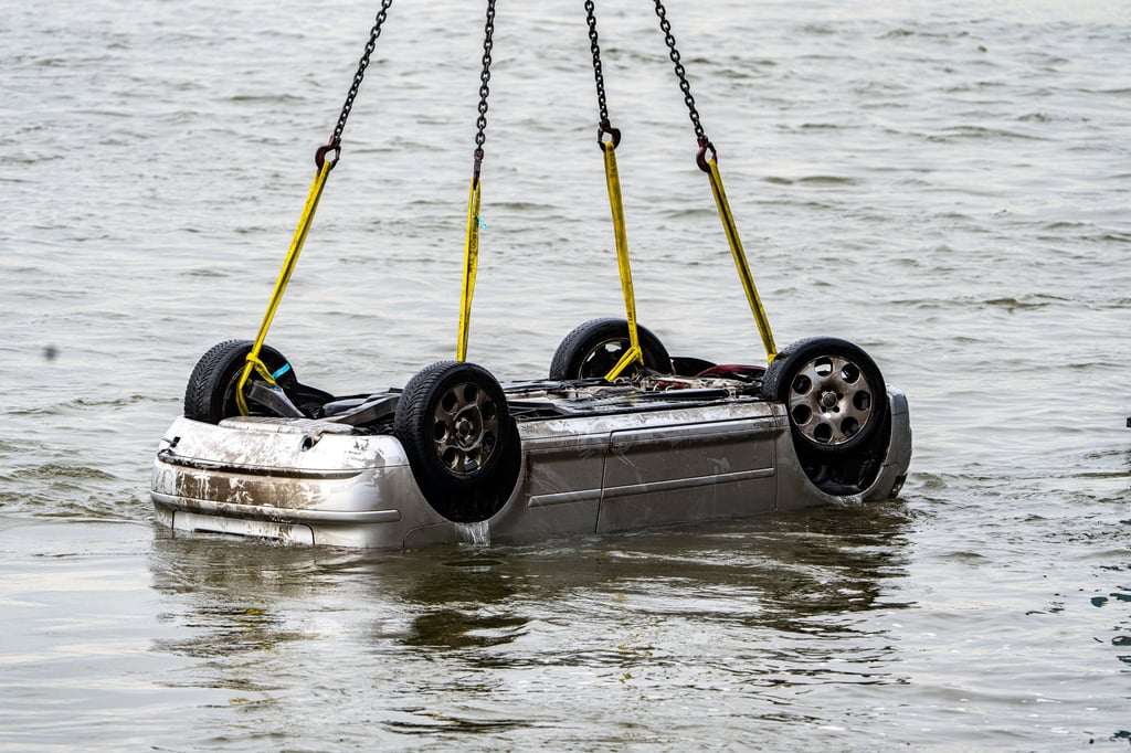 Ein Pkw wird in Wesel am Hafen aus dem Wasser gezogen. Am Abend zuvor war der Wagen mit fünf Insassen in den Rhein gestürzt. Zwei Insassen überlebten..